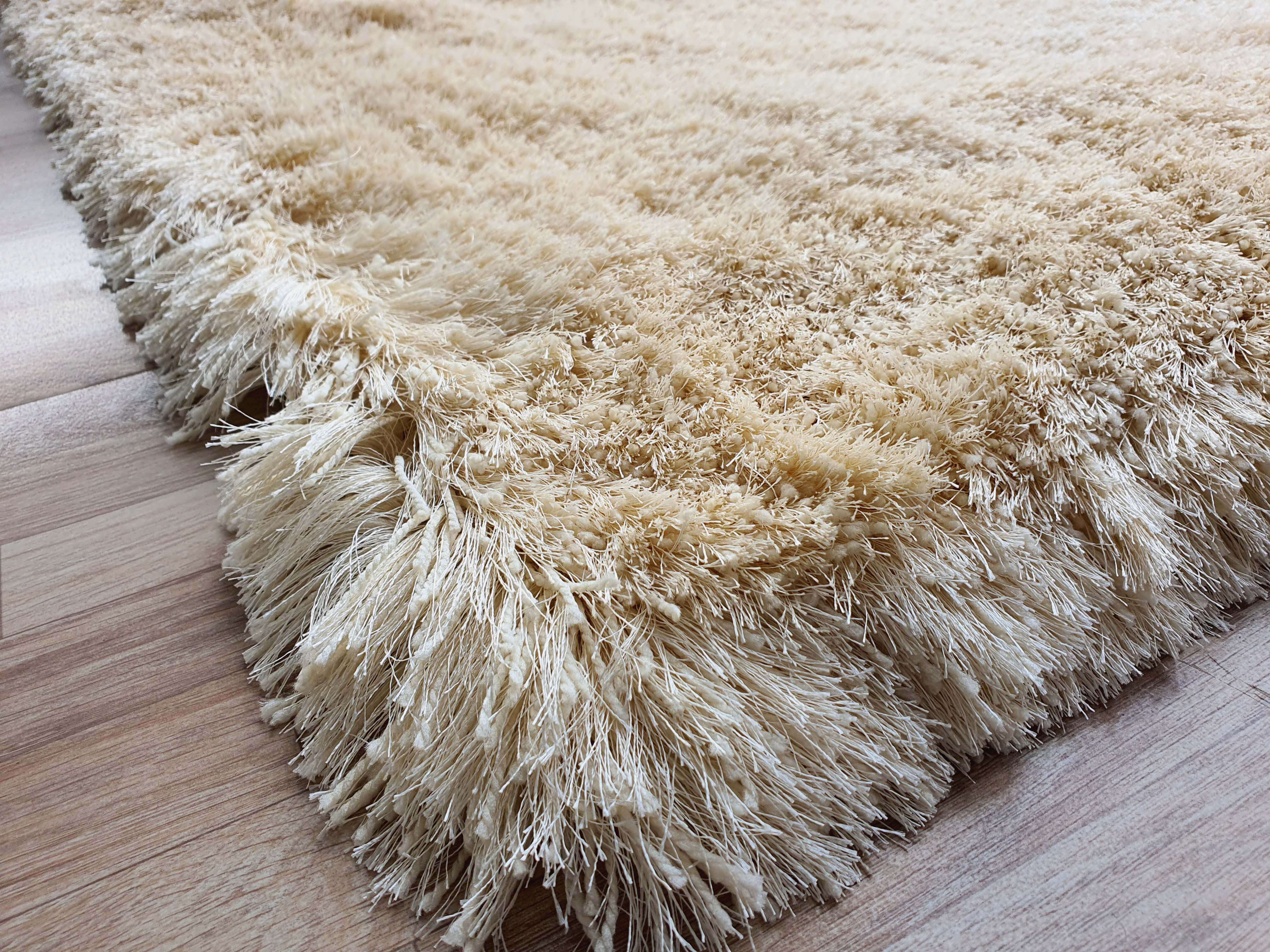 Cream Shaggy Rugs And Carpet Luxurious Round and Rectangular Shapes for Elegant Home Decor.